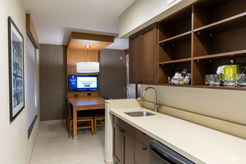 Hyatt Place West Des Moines/Jordan Creek 10/77