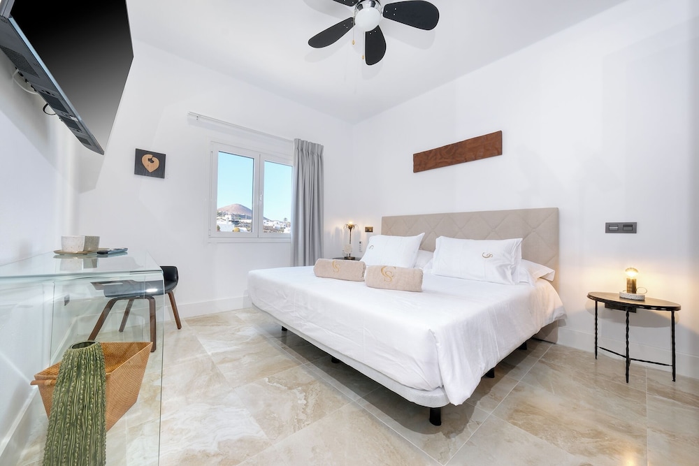 Room, King Bed, Mountain View