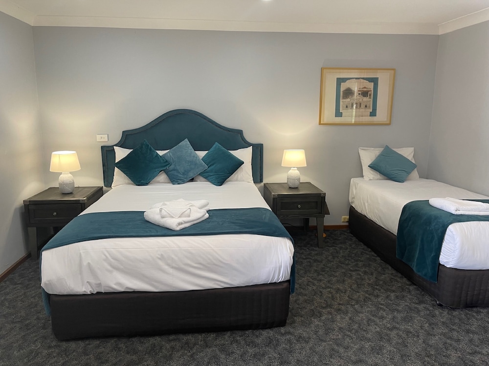 Town &amp; Country Motor Inn Forbes 4/30