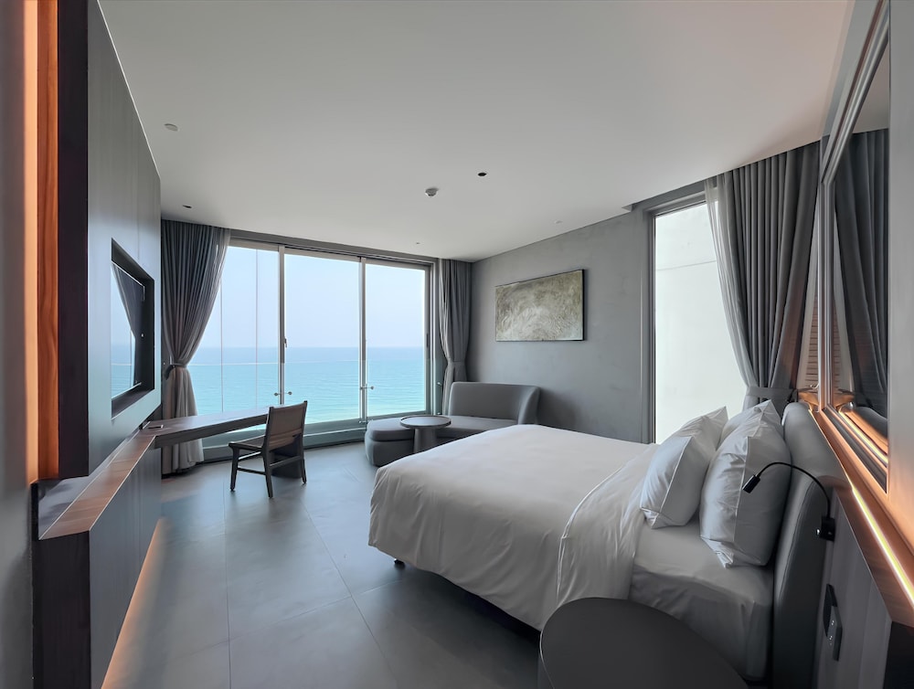 Deluxe, King Bed, Ocean Front, Bathtub