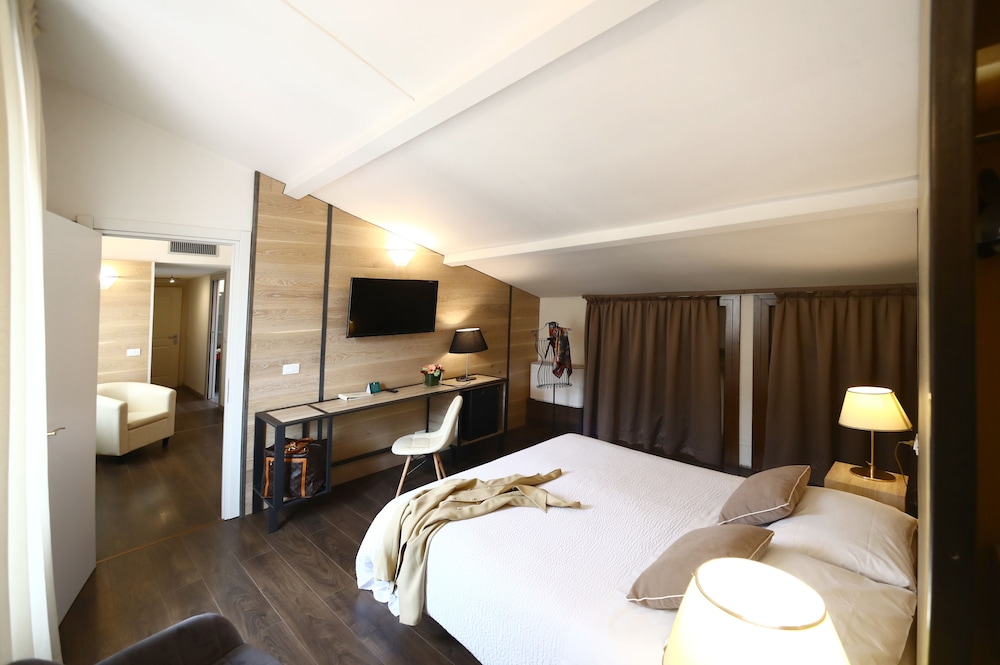 Hotel Italia 19/42