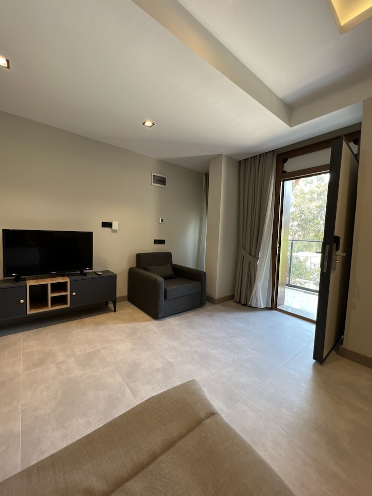 Chronos Beach Hotel 24/50