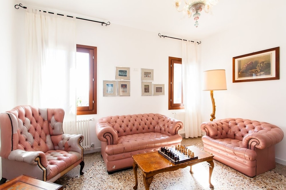 Venice Prince Apartments 20/50