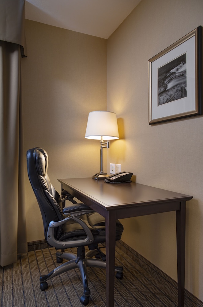 Bayview Hotel (ex Holiday Inn Express & Suites Comox Valley) 43/53