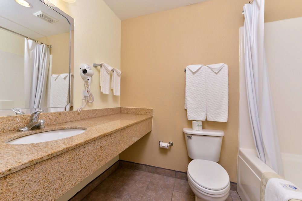 Americas Best Value Inn Suites Winnie 10/17