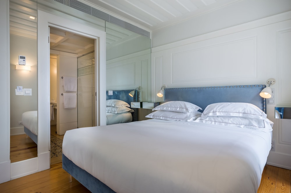 Room, Queen Bed, with View, Small