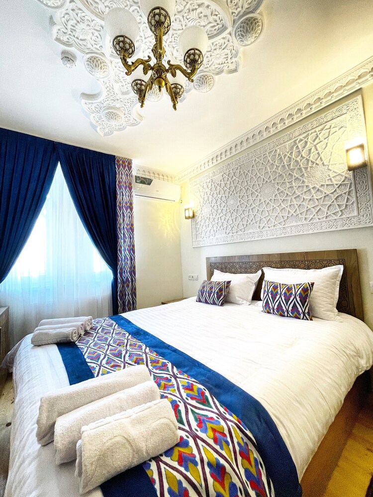 Bobosh Hotel 11/50