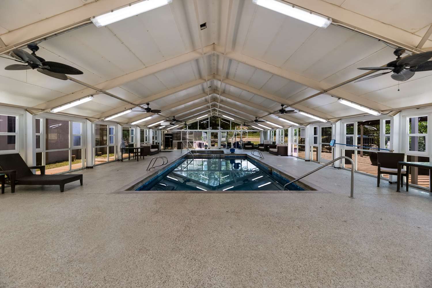 Suburban Studios San Angelo near Convention Center 27/42