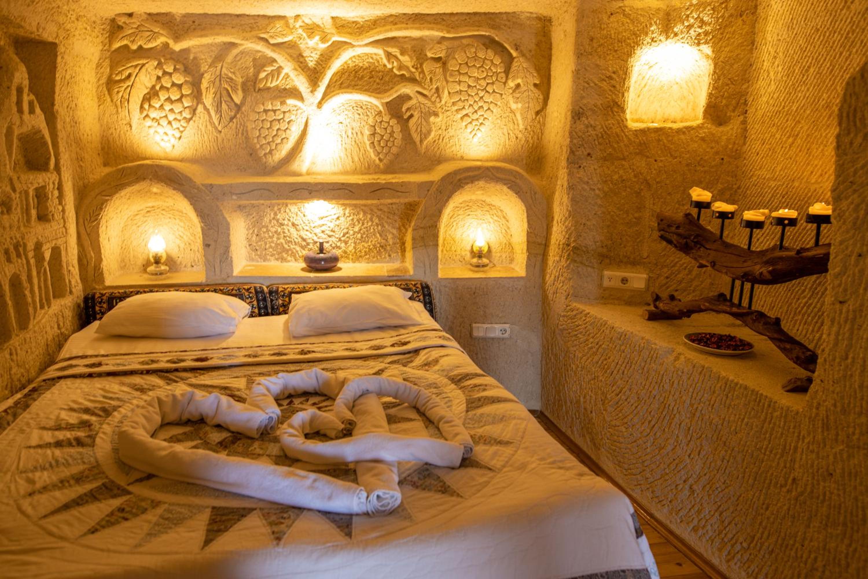 Cave, Deluxe, Suite