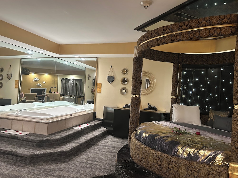 Gold, Suite, King Bed, Hot Tub