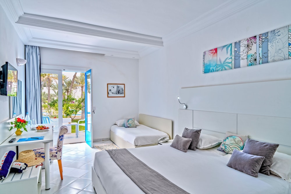 ROOM, TRIPLE, GARDEN VIEW