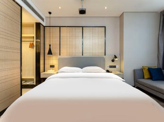 Feature, Queen Bed