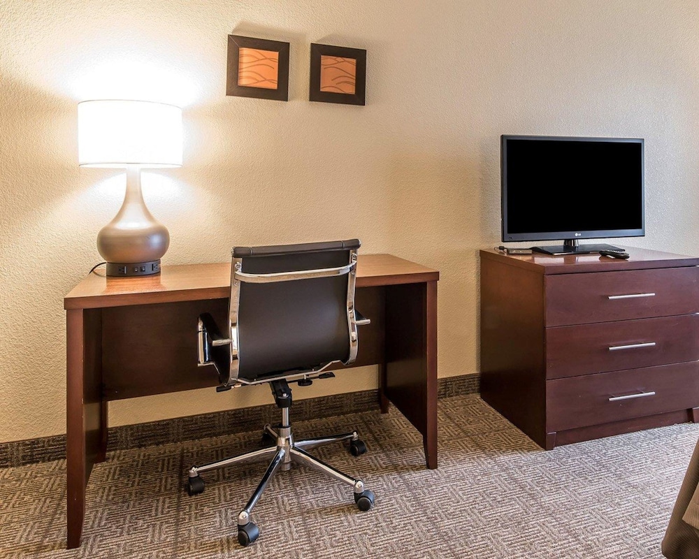 Quality Inn & Suites Bethany 16/19