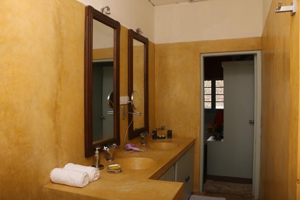Khalids Guest House Galle 37/40