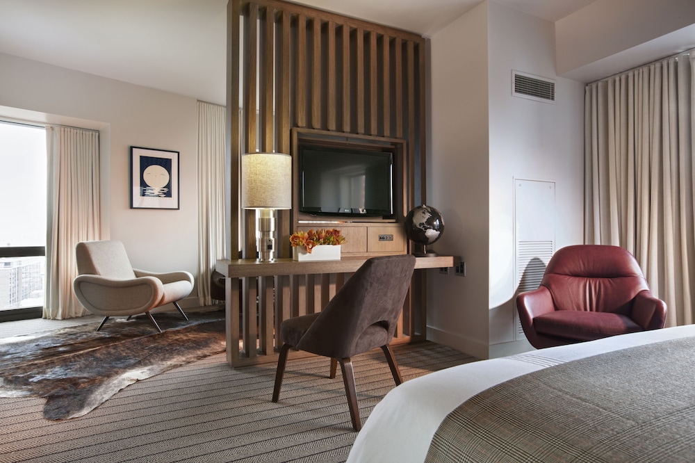 Thompson Chicago Ex Sutton Place Hotel 8/77