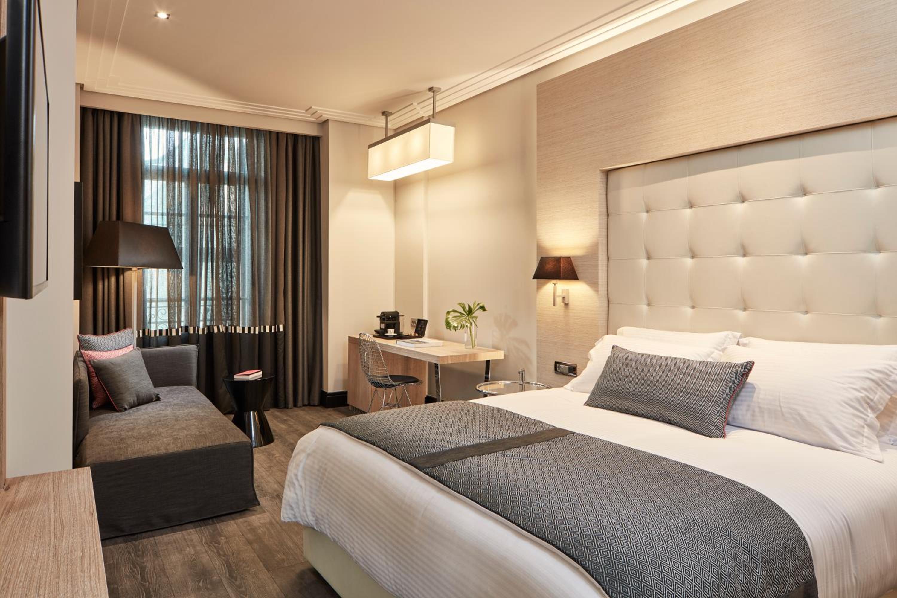 Superior, Suite, Queen Bed, Sofa