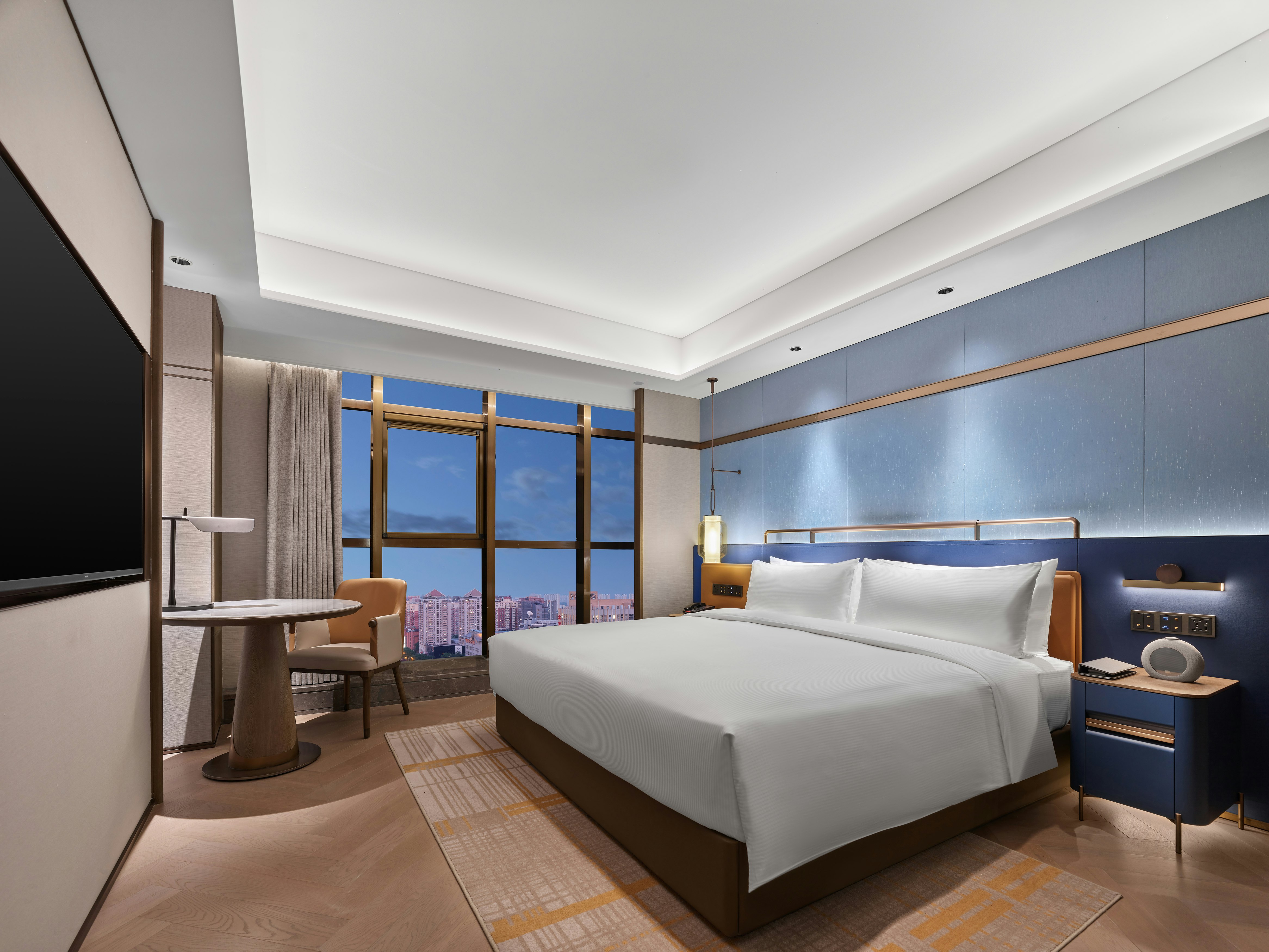 AMBASSADOR, SUITE, KING BED