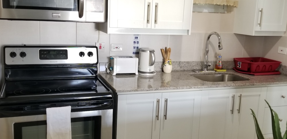New Kingston Guest Apt At Kingsway 12/18