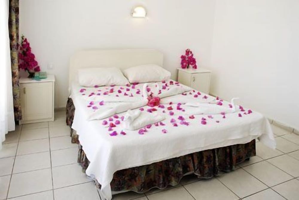 ROOM, DOUBLE BED