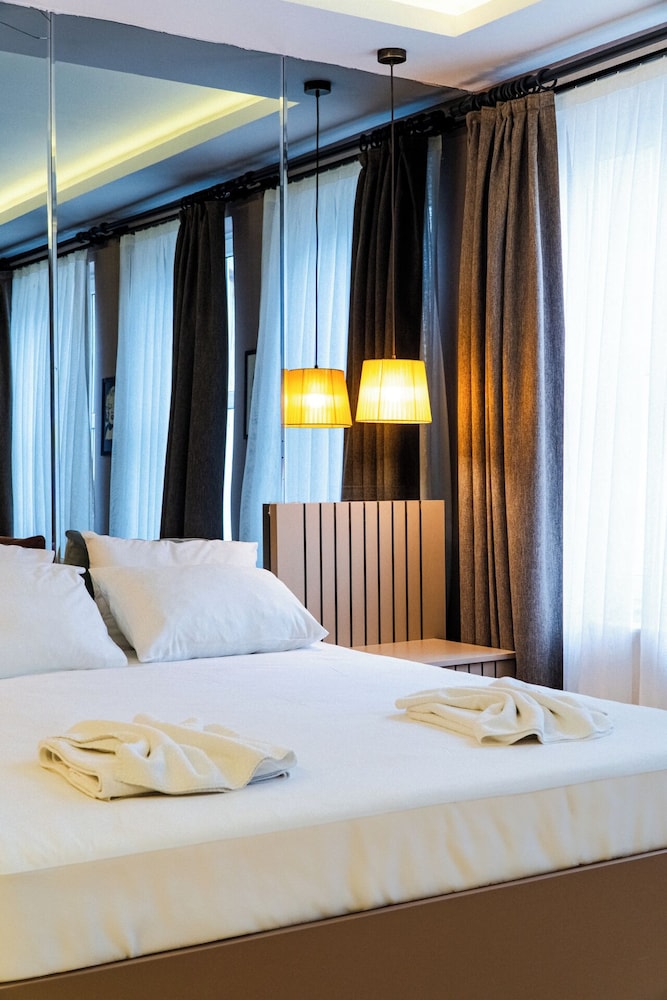 DELUXE, DOUBLE OR TWIN BED