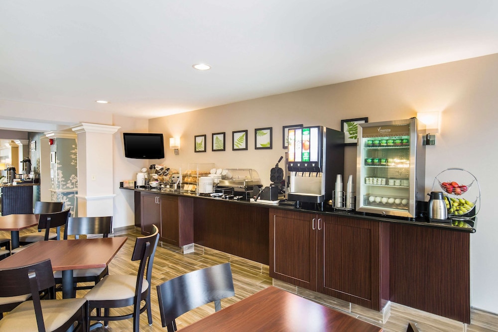 Sleep Inn and Suites Dunmore 23/29