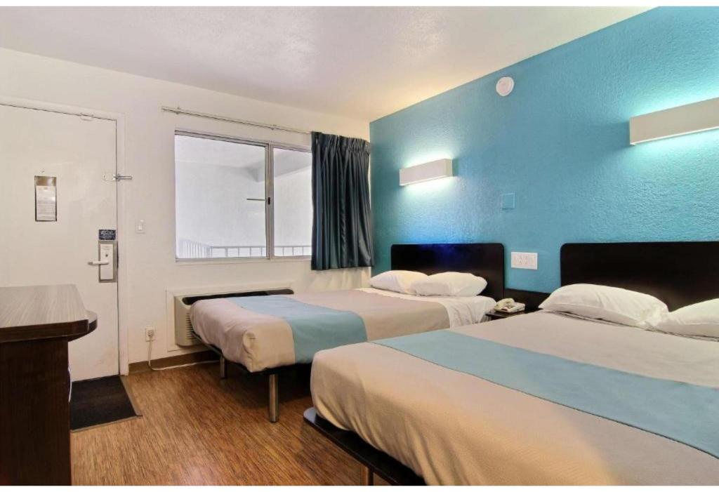 2 Full Beds - Non-Smoking, Micfridge