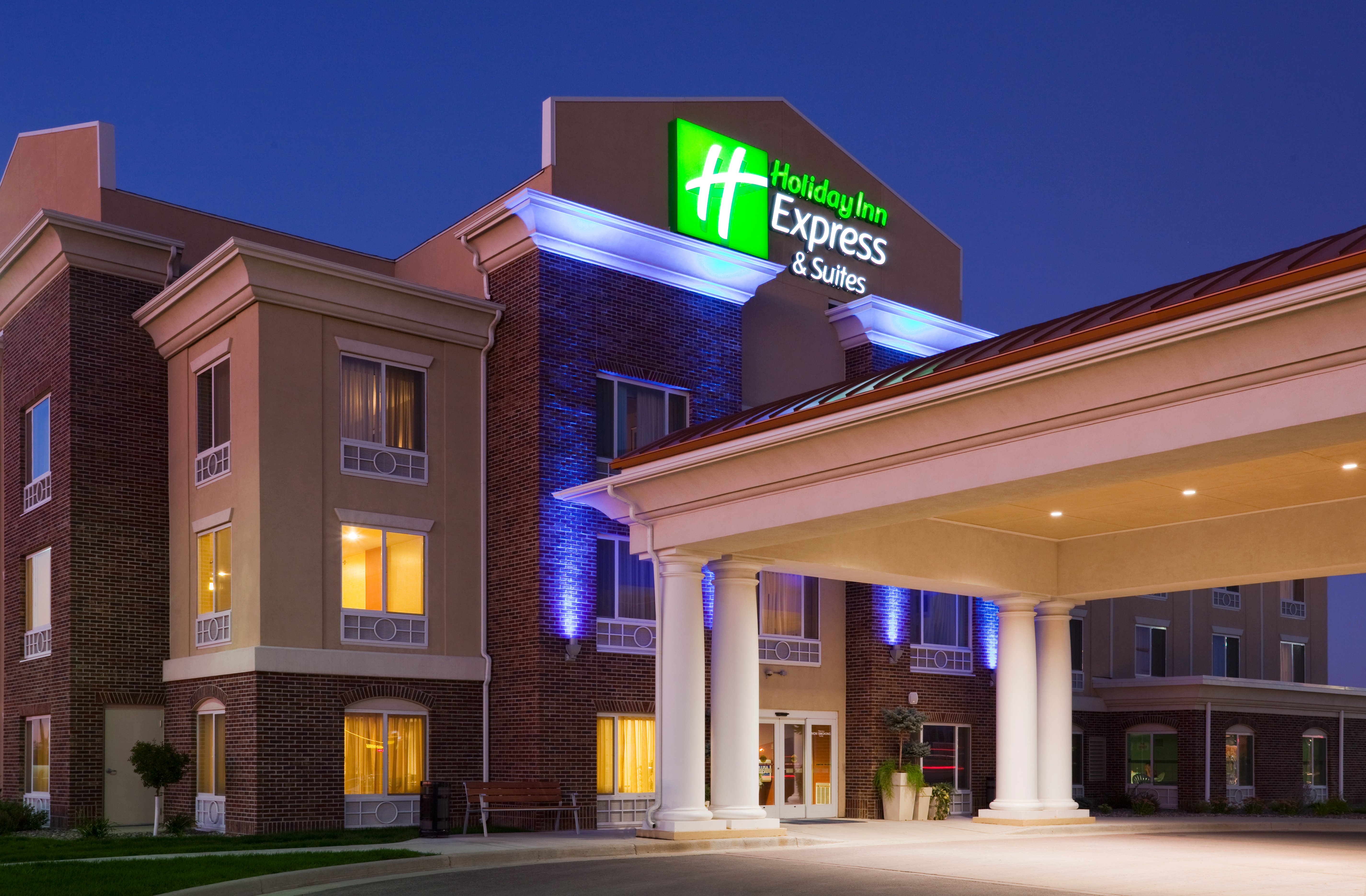 Holiday Inn Express and Suites Minot 4/50