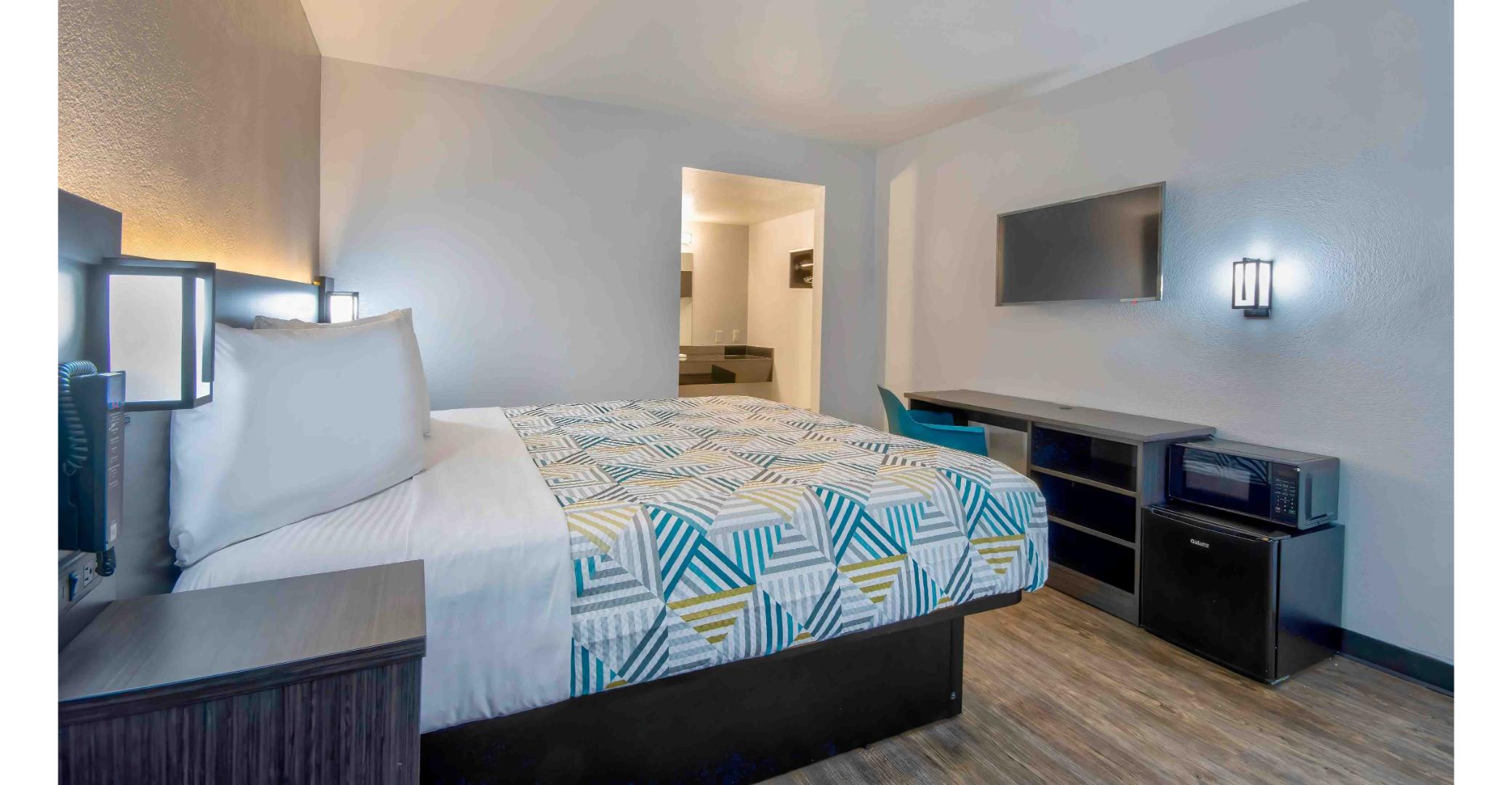 1 Queen Bed