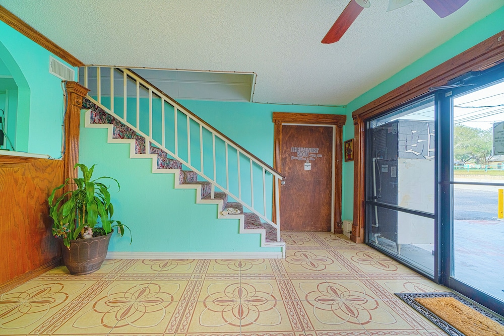 Regency Inn Three Rivers I-37 8/36