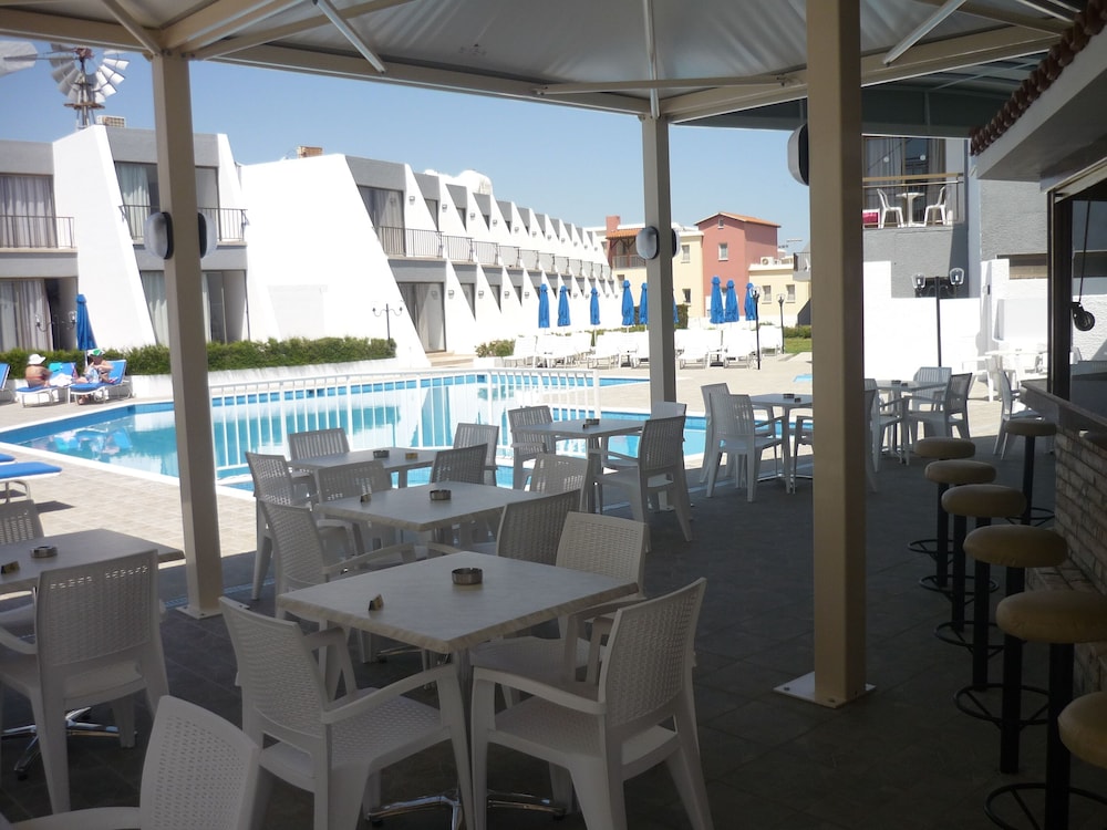 Penelope Beach Hotel 67/77
