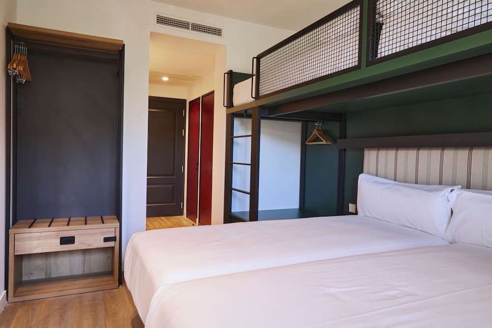 ROOM, QUADRUPLE, TWIN BEDS