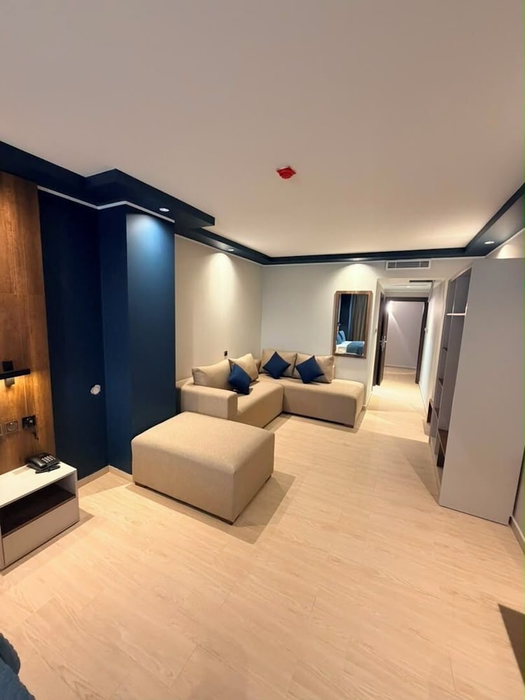 LB Suite Hotel 37/51