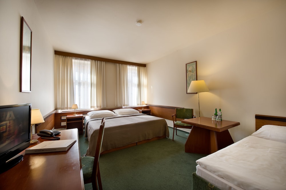 Three Crowns Hotel 24/55