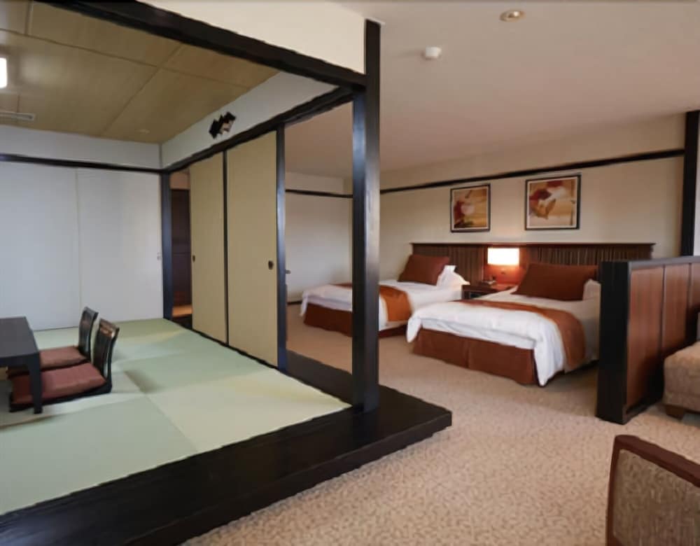 Hotel de Yama, Hakone Lakeside 7/66