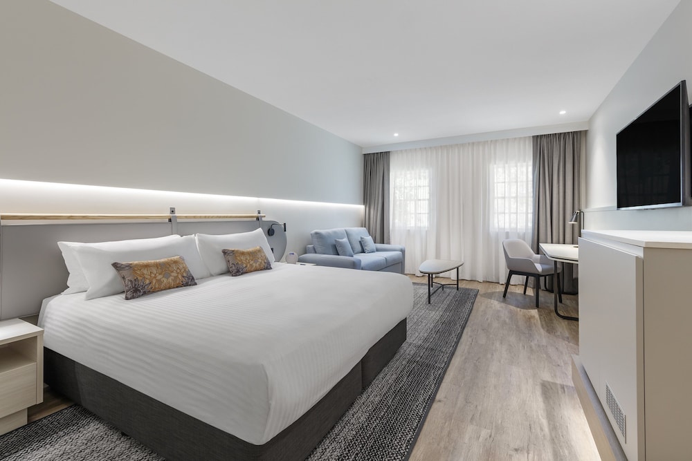 CROWNE PLAZA HAWKESBURY VALLEY 18/65