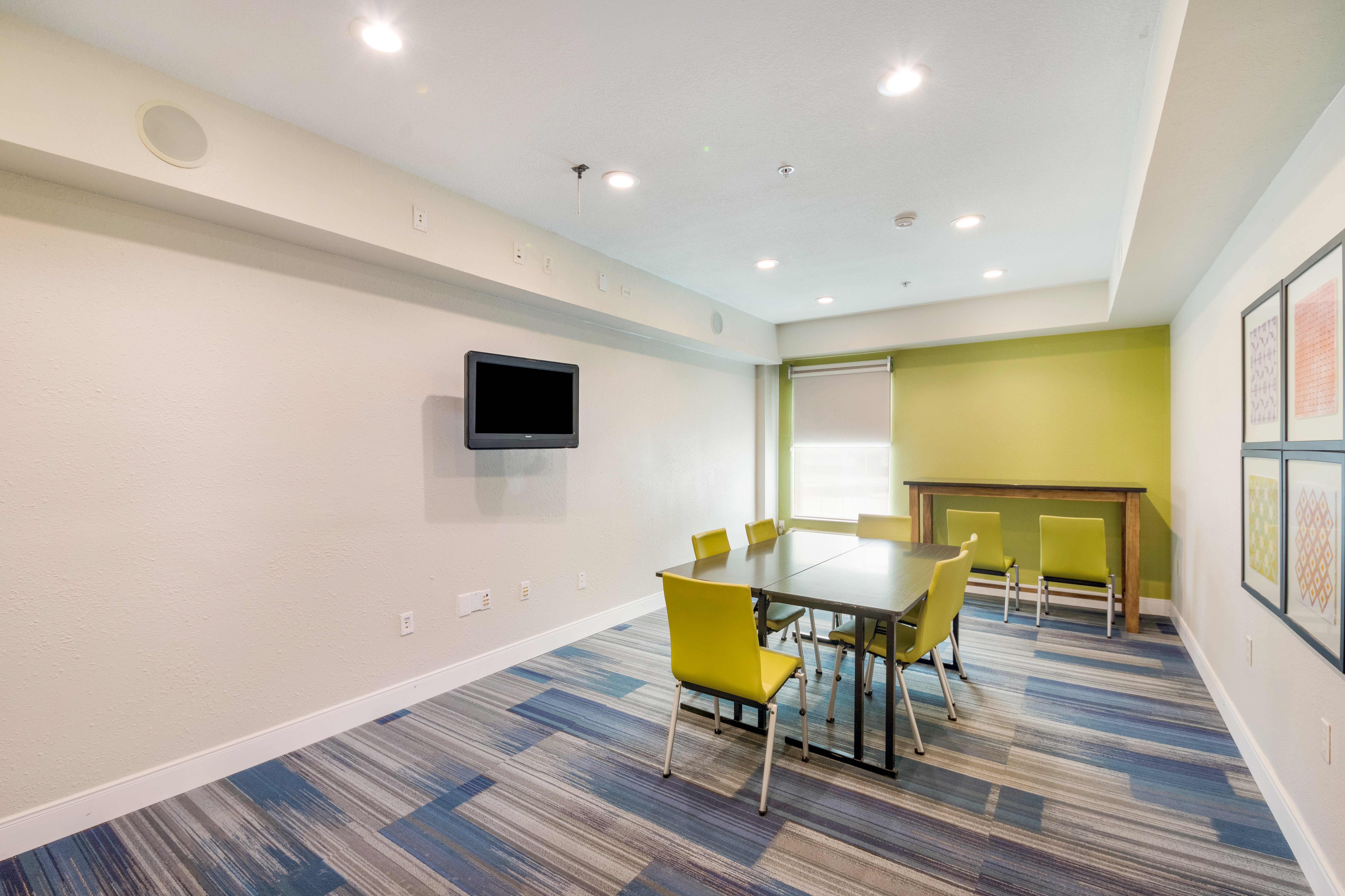 Holiday Inn Express Hotel Suites Columbus 22/24