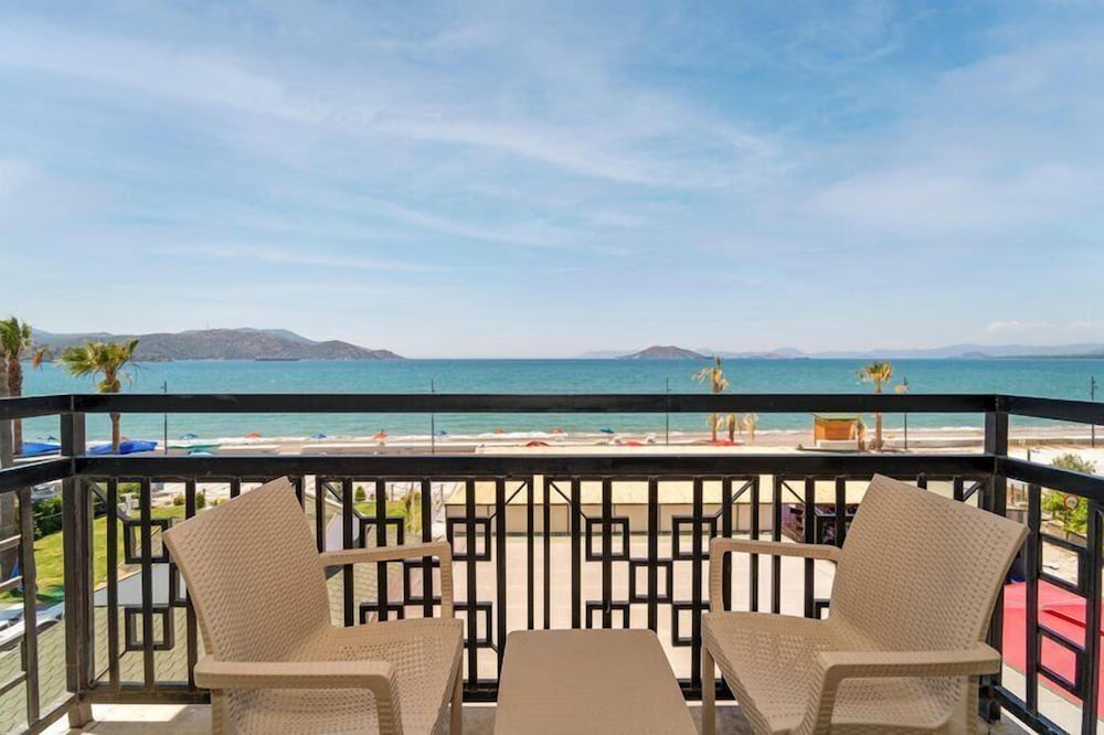 Uras Beach Hotel 32/50