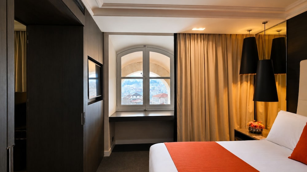 Junior Suite, King Bed, La Side View
