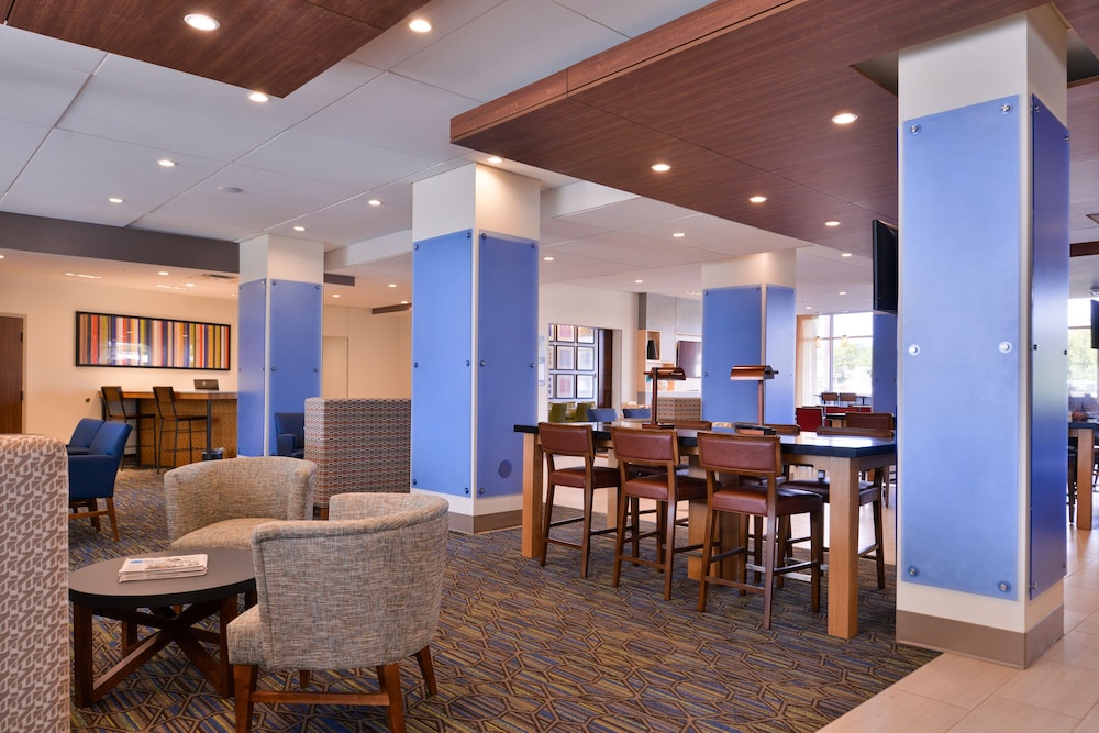Holiday Inn Express and Suites - Mall of America - MSP Airport 46/68