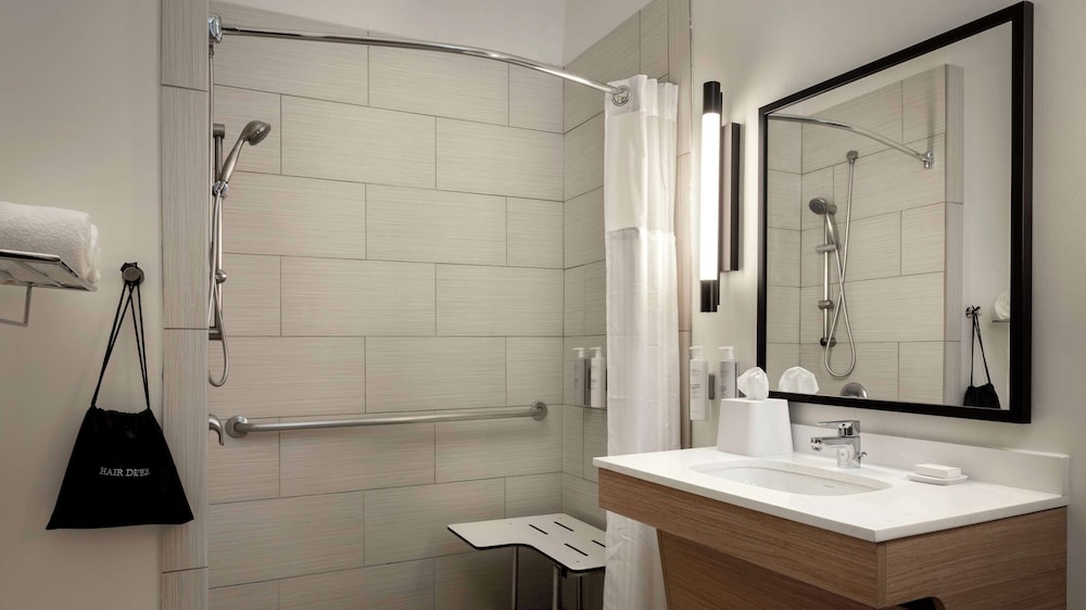 ROOM, KING BED, ACCESSIBLE