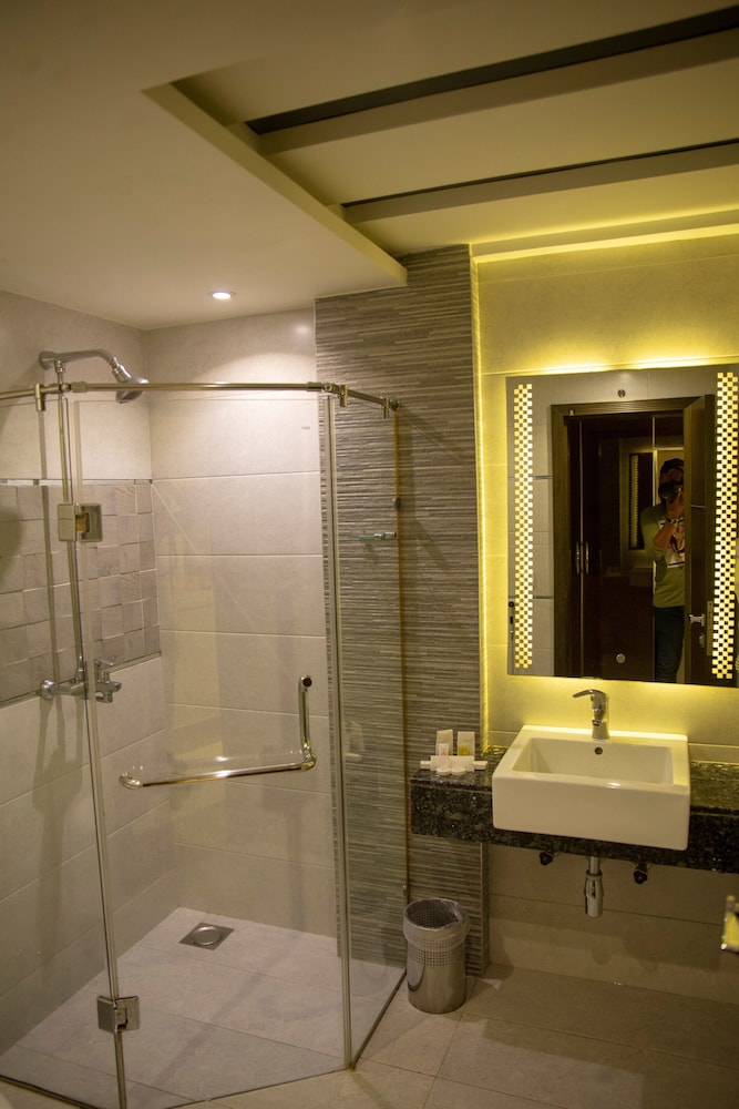Lahore Continental Hotel 65/71