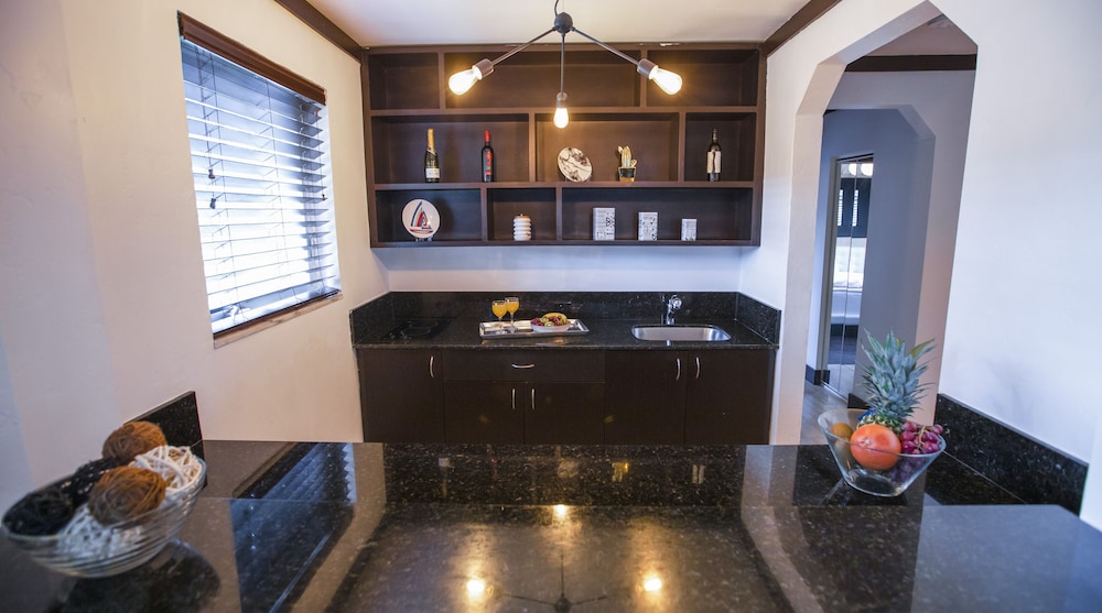 LINCOLN ARMS SUITES
