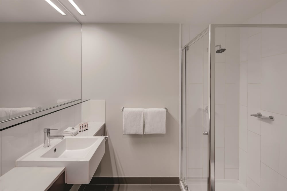 Travelodge Hotel Melbourne Docklands 57/61
