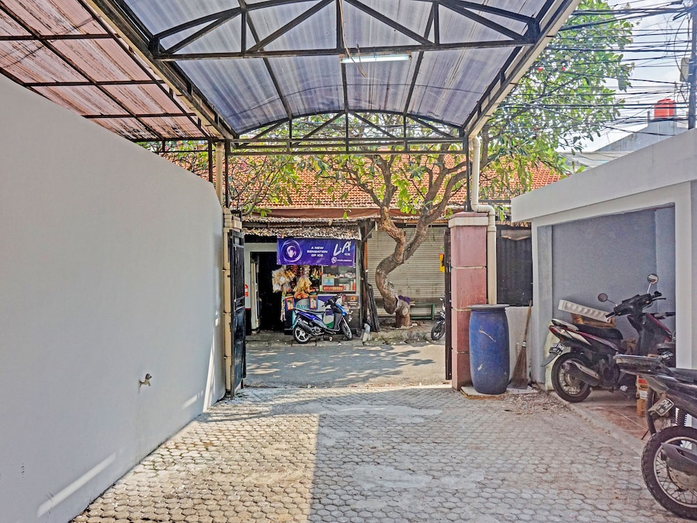 Super OYO 91535 J&b Rooms Tomang 7/35