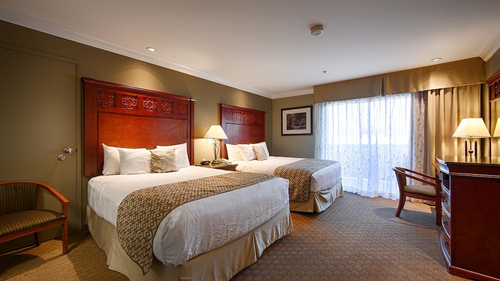 Best Western Plus Forest Park Inn 19/53