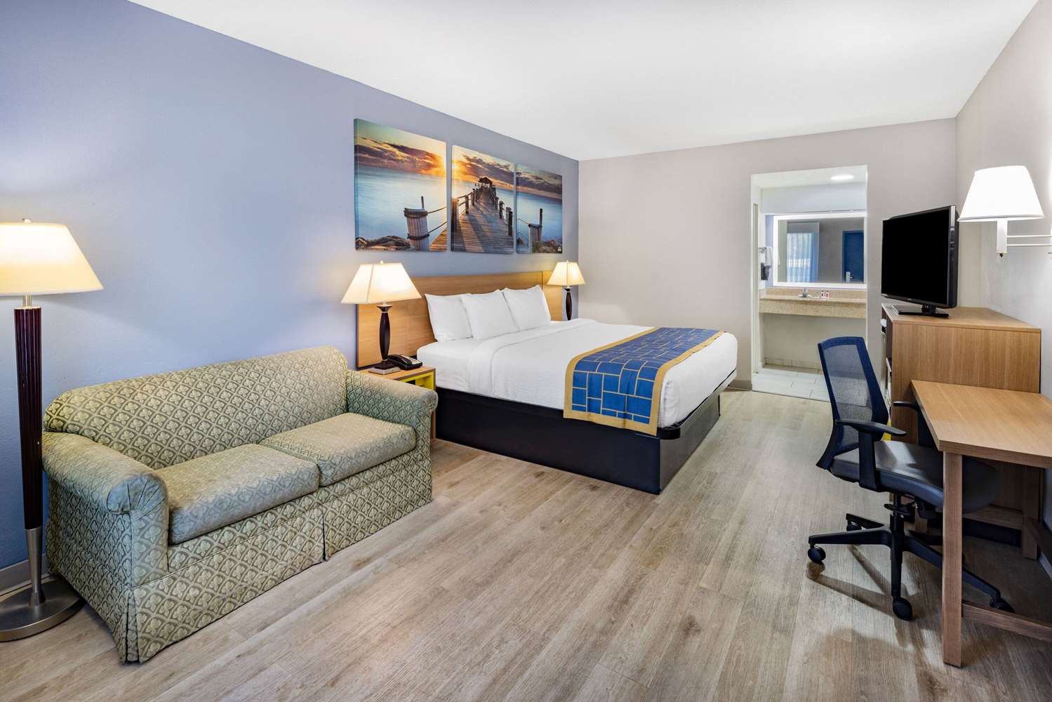 Days Inn & Suites by Wyndham Savannah Midtown 35/56