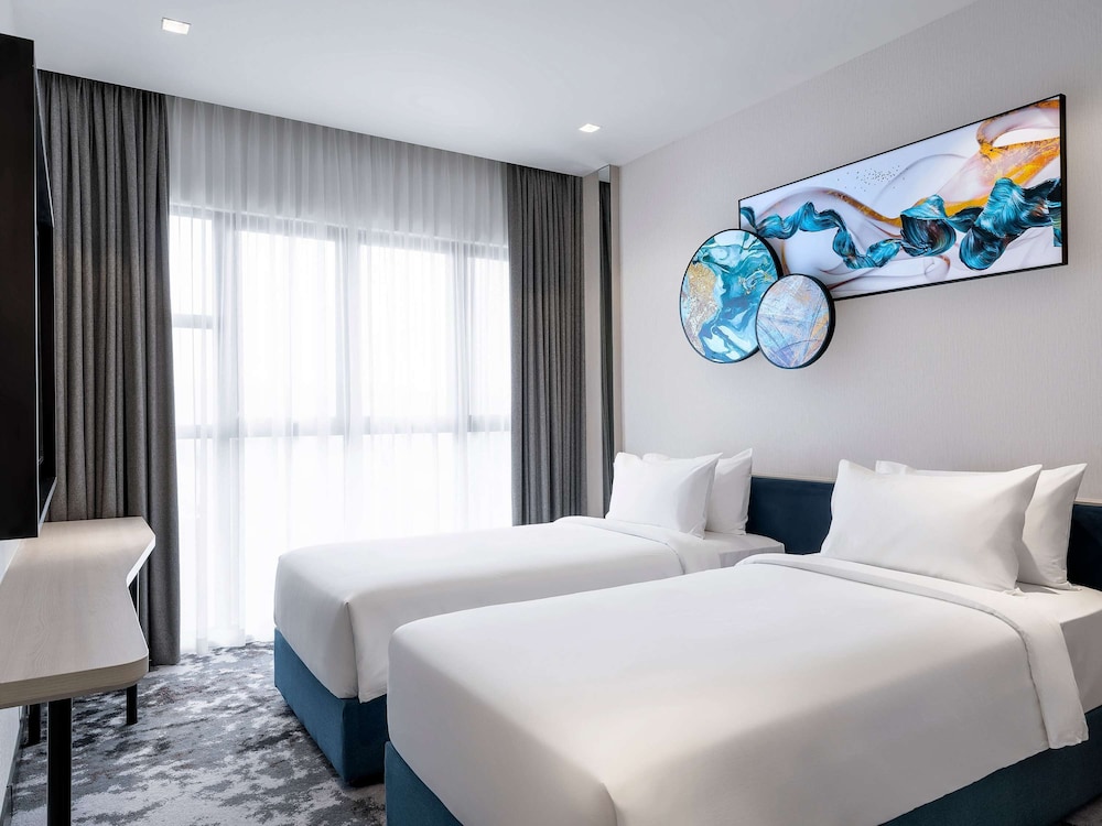 PRIVILEGE, TWIN BEDS