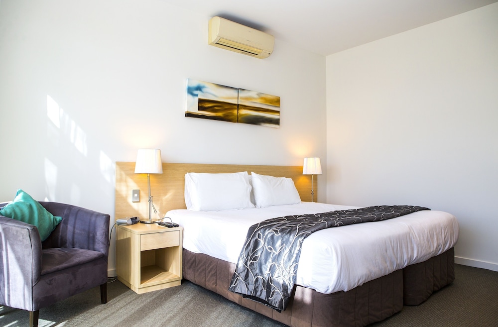 Waves, Suite, King Bed, Sofa, Hot Tub