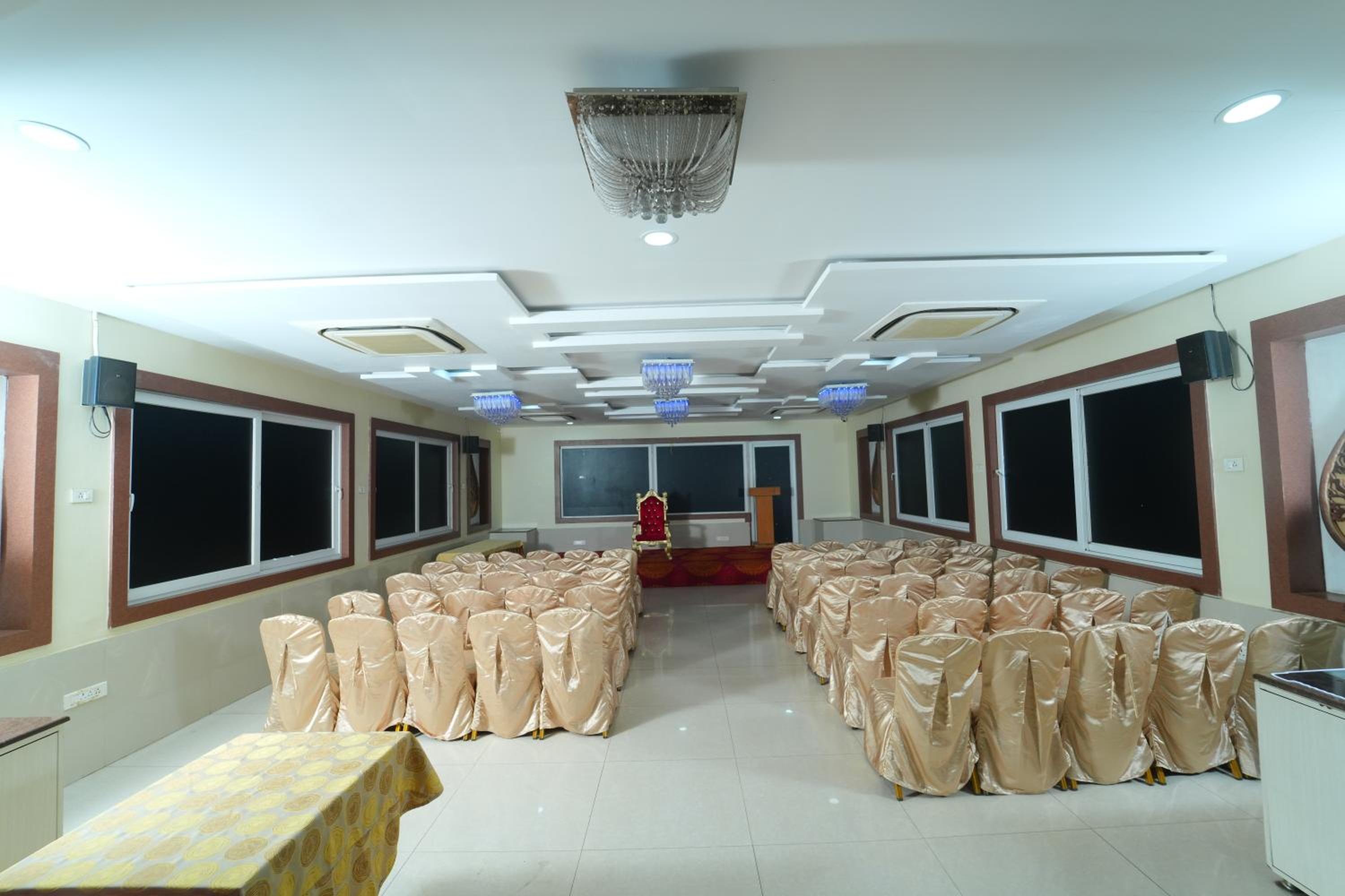 OYO 1489 Hotel Diamonds Pearl 35/42