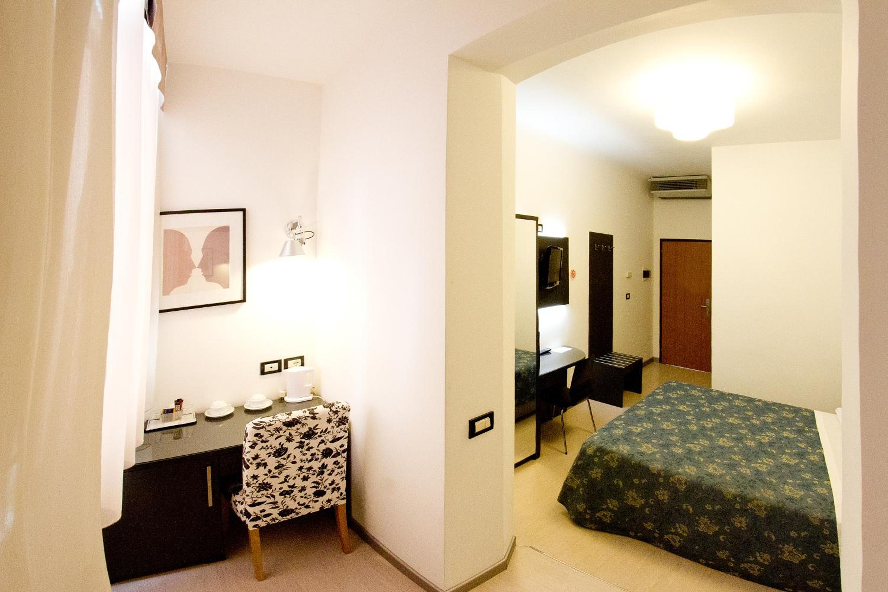 غرفة بسرير كوين، Roma Hotel 3/3